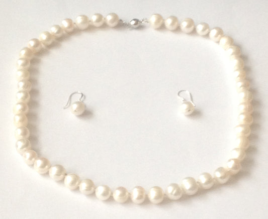 Classic Pearl Jewellery Set, this freshwater pearl jewellery set is a timeless classic that will add elegance and sophistication to your attire